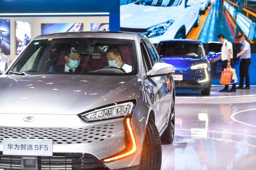 5月21日，市民在現(xiàn)場試駕“重慶造”新能源車型——賽力斯華為智選SF5。鄒樂攝