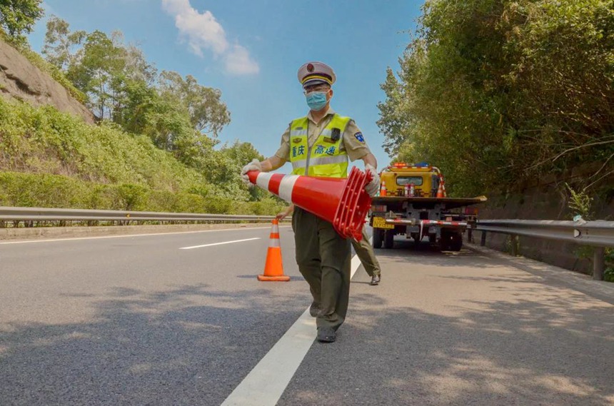 巡查救援隊員擺放錐標(biāo)，確保道路安全。重慶高速集團(tuán)供圖
