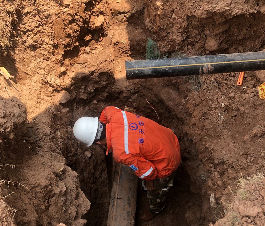 8月4日，重慶燃?xì)饧瘓F(tuán)璧山公司施工人員在企業(yè)用戶施工現(xiàn)場(chǎng)進(jìn)行碰口作業(yè)。孫鰻熙攝