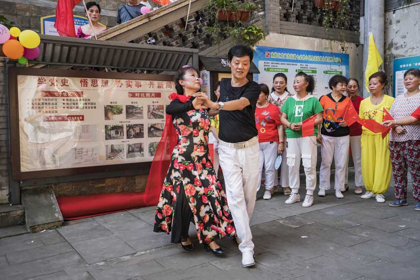 居民們載歌載舞,給社區(qū)居民奉獻了一出熱情洋溢的演出活動。黃進攝