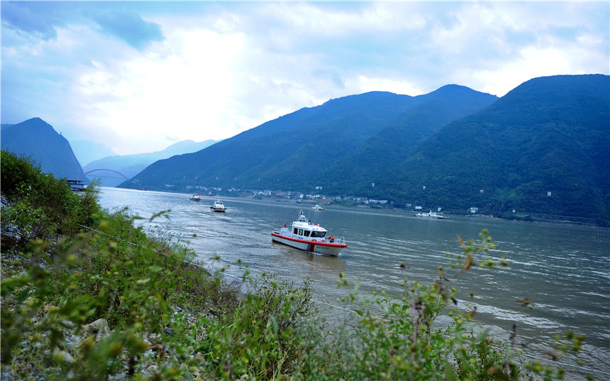 衛(wèi)生應(yīng)急救援艇將醫(yī)護人員在最短時間投送到事故第一現(xiàn)場。陳英攝