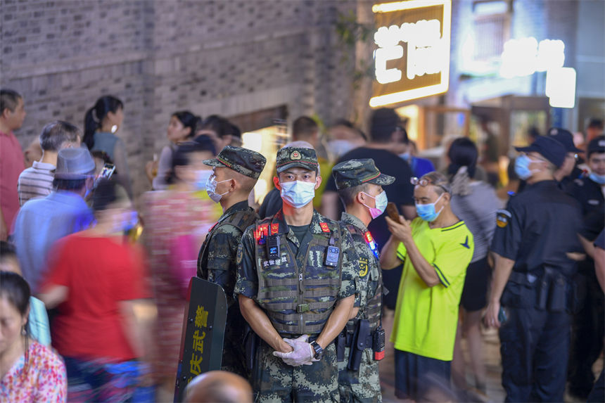 武警重慶總隊(duì)執(zhí)勤第二支隊(duì)官兵在重慶十八梯景點(diǎn)進(jìn)行定點(diǎn)警戒。穆洪超攝