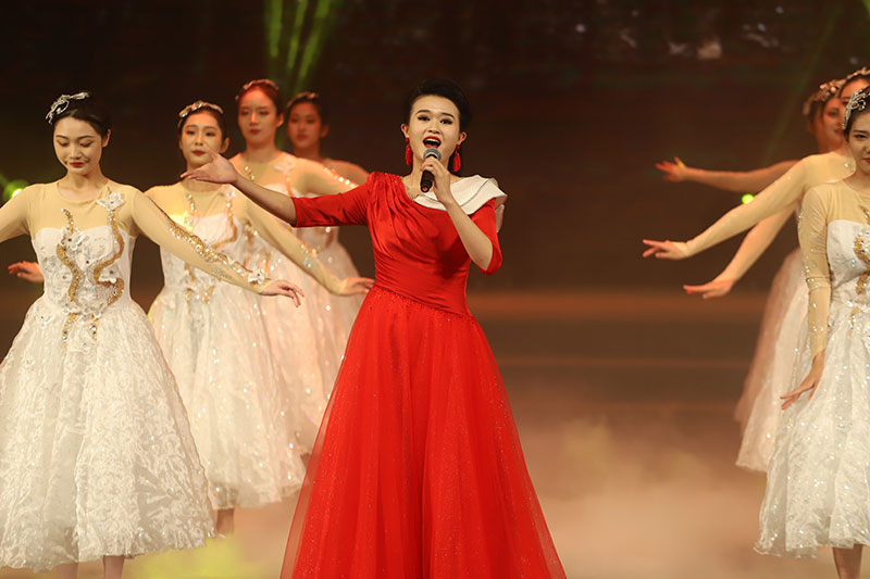 重慶文化藝術(shù)職業(yè)學(xué)院歌舞展演《南湖的船·黨的搖籃》。重慶理工大學(xué)供圖