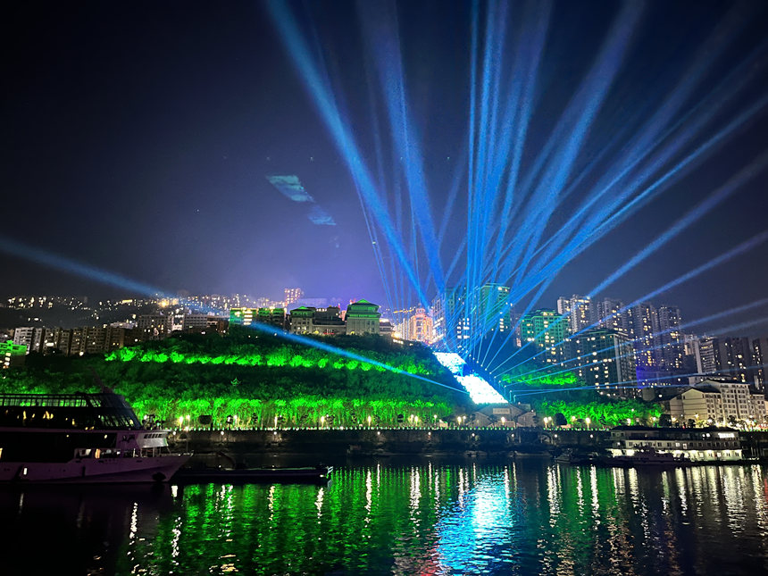 《三峽之光》帶領(lǐng)游客沉浸式游覽。蔣海濤攝