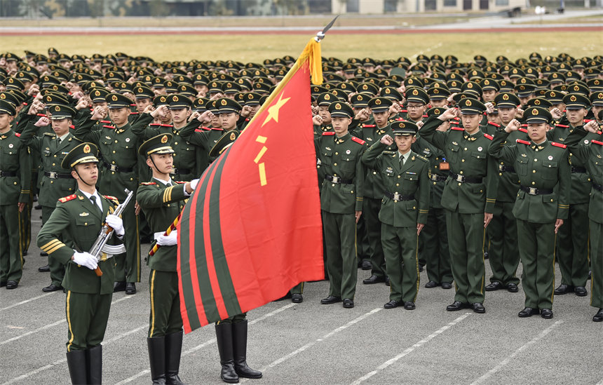 12��1�գ���㕃xʽ�F(xi��n)������(zh��n)ʿ�������侯������f�����ġ���־�z