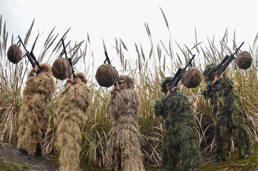 狙擊手進(jìn)行據(jù)槍訓(xùn)練。王肸攝