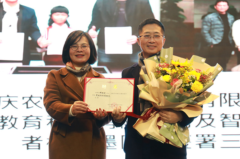 魏莉?yàn)猷國櫦C發(fā)學(xué)校聘書。黃炎培中學(xué)供圖