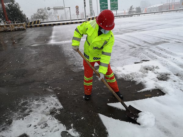 12月26日10點(diǎn)20分渝湘高速玉屏收費(fèi)站養(yǎng)護(hù)人員對(duì)收費(fèi)站外廣場(chǎng)進(jìn)行積雪清除。 重慶高速集團(tuán)供圖