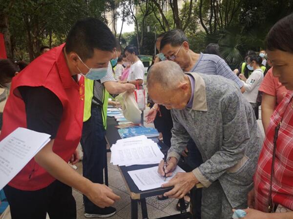 黨員志愿服務(wù)活動(dòng)。江北區(qū)國資委供圖