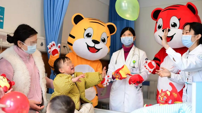 病房里,開心的小朋友。胡悅建攝