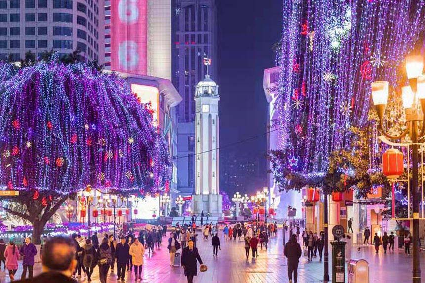 解放碑年味十足。何超攝