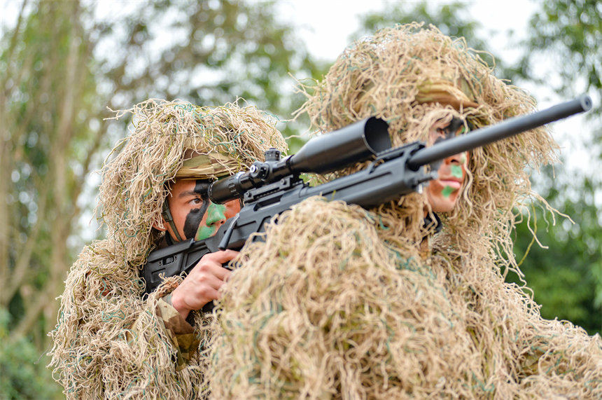 狙擊手進(jìn)行協(xié)同訓(xùn)練。唐志勇攝