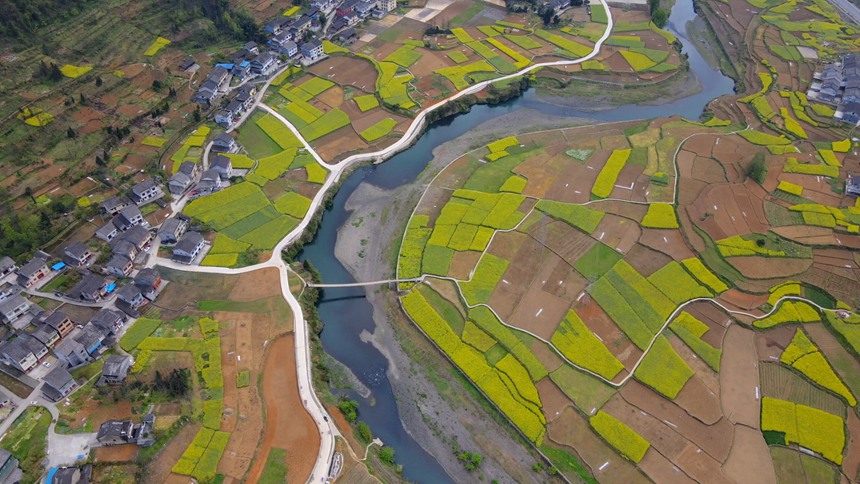 重慶秀山縣溶溪鎮(zhèn)的鄉(xiāng)村風(fēng)光。胡程攝