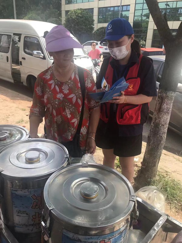 黨團員突擊隊走進長生橋鎮(zhèn)農(nóng)貿(mào)市場開展燃氣安全宣傳。重慶燃氣南岸分公司供圖