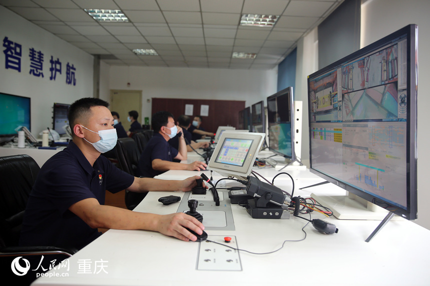 胡萬(wàn)琪在遠(yuǎn)程操控室收發(fā)集裝箱。人民網(wǎng) 劉政寧攝