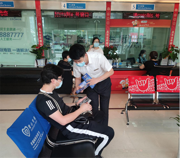 民生銀行重慶分行依托網(wǎng)點(diǎn)向消費(fèi)者進(jìn)行法治宣傳。民生銀行重慶分行供圖