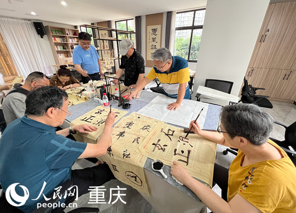 居民在渝中區(qū)石油路街道民樂(lè)村社區(qū)黨群服務(wù)中心參加書(shū)法活動(dòng)。人民網(wǎng) 胡虹攝