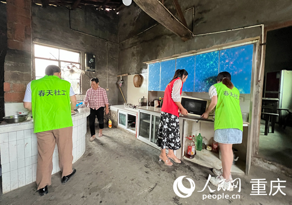 春天社工和志愿者在幫陶天平做家務(wù)。人民網(wǎng) 胡虹攝