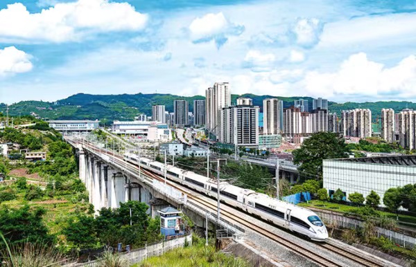 渝萬高鐵聯(lián)通三峽庫區(qū)。開州區(qū)委宣傳部供圖