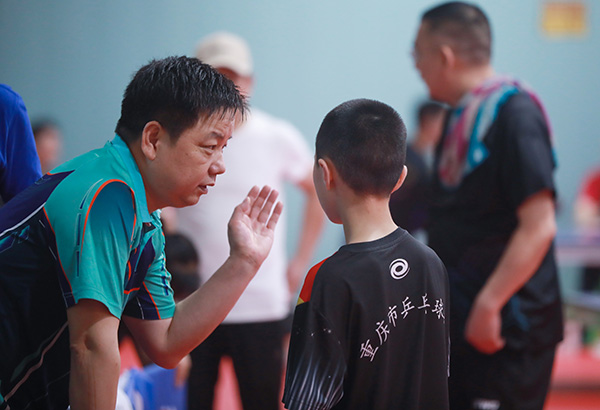 教練現(xiàn)場(chǎng)指導(dǎo) 曾英豪 攝