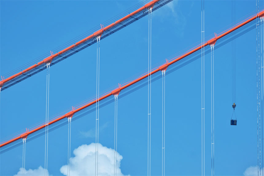 建設(shè)者們冒著高溫,奮戰(zhàn)在重慶郭家沱大橋建設(shè)工地上。郭旭攝