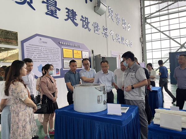 秀山考察團在中科潤資氣凝膠項目考察。方倩攝