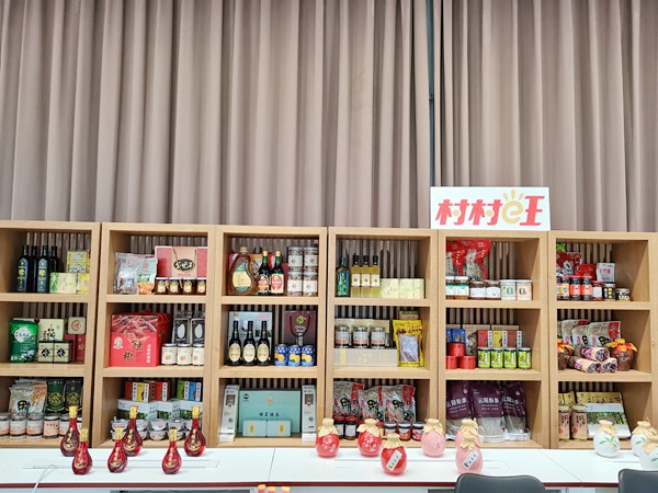 “村村旺”展示中心內(nèi)農(nóng)產(chǎn)品展區(qū)。