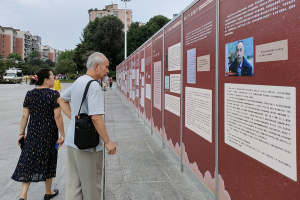 市民參觀展覽。林霞攝