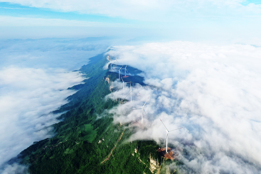 雨后云海中的重慶市黔江區(qū)五福嶺風(fēng)電場。楊敏攝