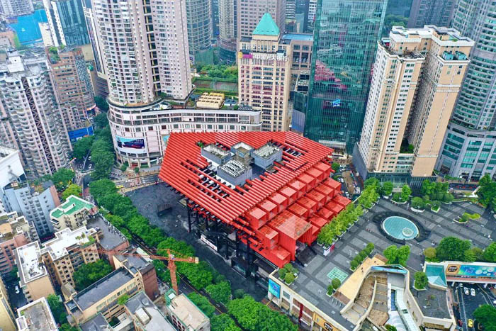 在繁華的解放碑鬧市區(qū)里，國(guó)泰藝術(shù)中心顯得格外出挑。周能 攝