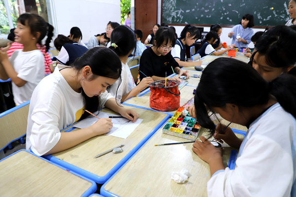 龍西中學(xué)“鵝卵石畫工作坊”。大足區(qū)委宣傳部供圖