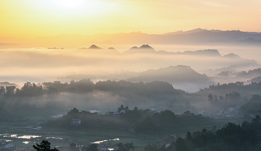 南川興隆鎮(zhèn)云霧相伴繪出山鄉(xiāng)水墨畫。瞿明斌攝