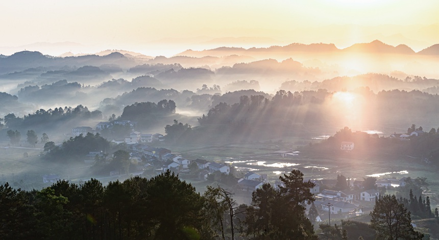 南川興隆鎮(zhèn)云霧相伴繪出山鄉(xiāng)水墨畫。瞿明斌攝