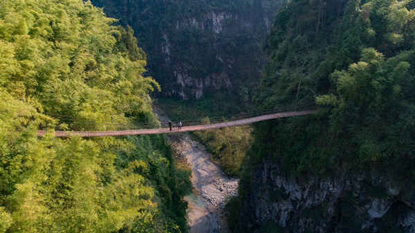 腰占鐵索橋。武隆區(qū)融媒體中心供圖