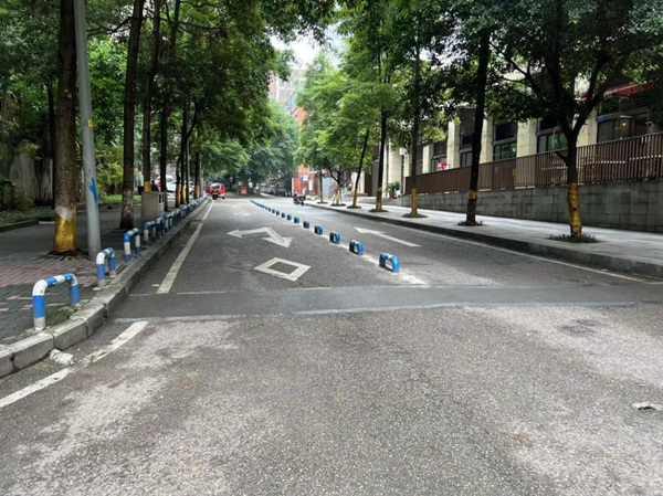 隔離樁安裝后，街面干凈整潔。觀音橋街道供圖