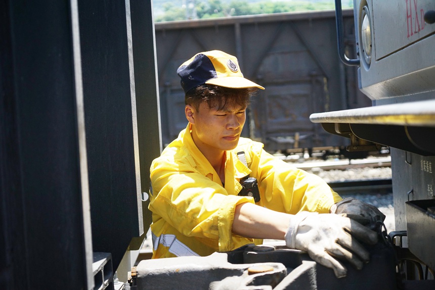 重慶西車輛段貨車檢車員正在摘解機(jī)車。江堯攝