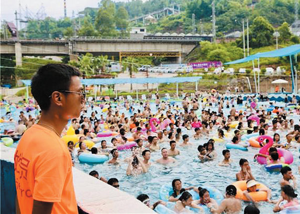 救生員目不轉(zhuǎn)睛地注視著在水中玩耍的人群。