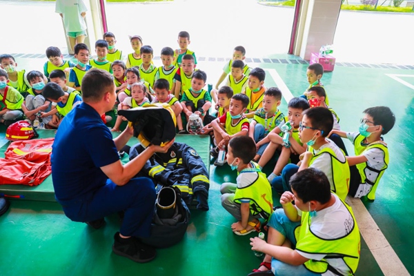 消防宣傳員向孩子們講解裝備器材的用途。永川區(qū)消防救援支隊(duì)供圖