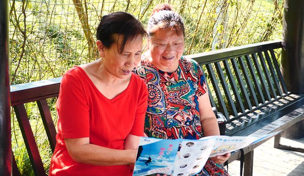 居民查看運(yùn)動(dòng)地圖。沙坪壩區(qū)委宣傳部供圖