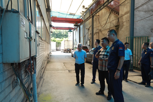 檢查現(xiàn)場。九龍坡區(qū)消防救援支隊供圖