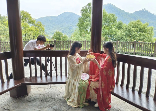 節(jié)氣視頻拍攝現(xiàn)場(chǎng)。陳陽(yáng)攝