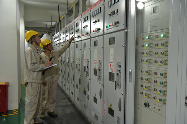 7月13日，電力工人在天龍城市花園小區(qū)配電房檢查設(shè)備。國網(wǎng)重慶電力公司供圖