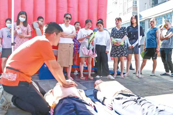 為企業(yè)員工演示講解心肺復(fù)蘇術(shù)。華鎣市融媒體中心供圖