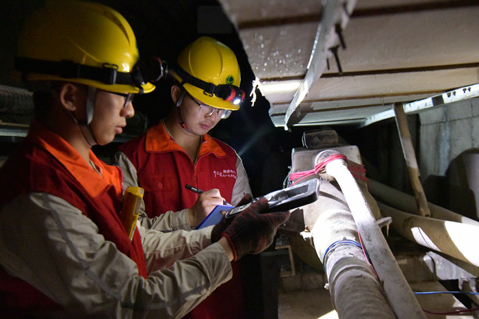 電力公司員工在解放碑地下環(huán)形電力隧道里巡查。潘洪攝