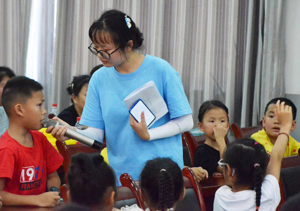 居民積極參與有獎競答環(huán)節(jié)。重慶財經(jīng)學(xué)院訊供圖