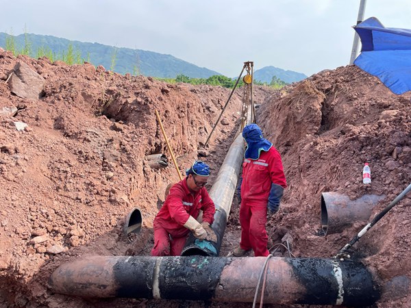 在三教工業(yè)園區(qū)管網(wǎng)改造現(xiàn)場，重慶燃?xì)庥来ü竟こ淌┕と藛T正頂著烈日奮力拼搏，搶抓工期。重慶燃?xì)饧瘓F(tuán)供圖