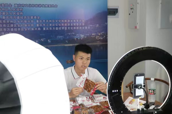 主播現(xiàn)場帶貨開州特產(chǎn)。胥世鵬攝