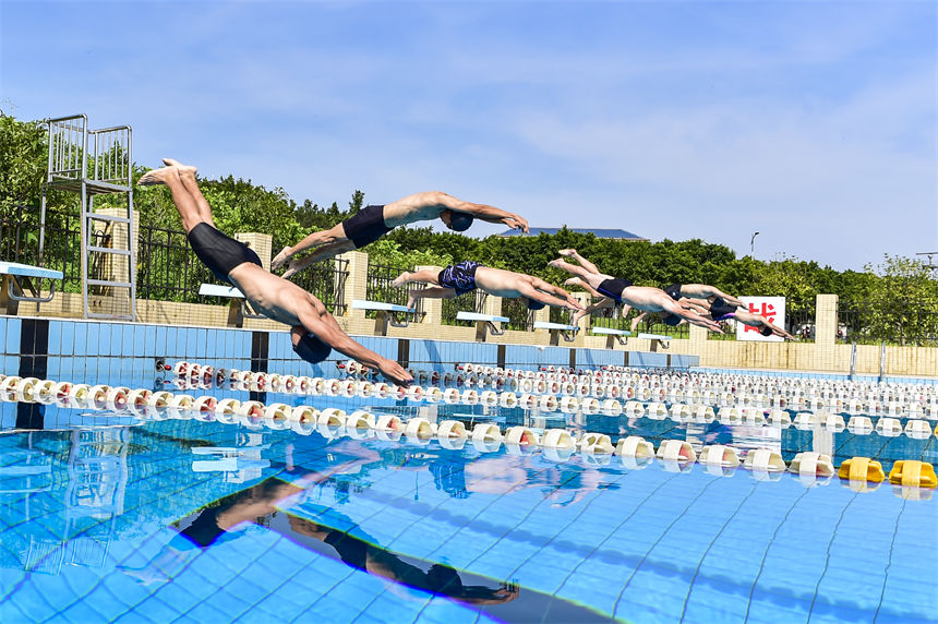 游泳比賽開展，參賽官兵一躍而下。唐志勇攝