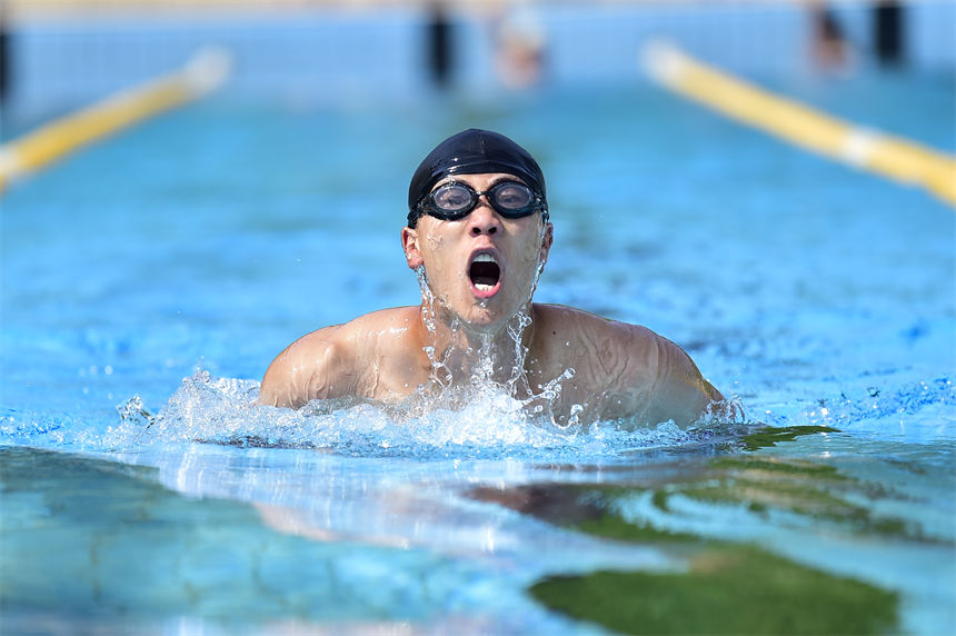 在游泳比賽中，官兵們?nèi)σ愿?。唐志勇攝 