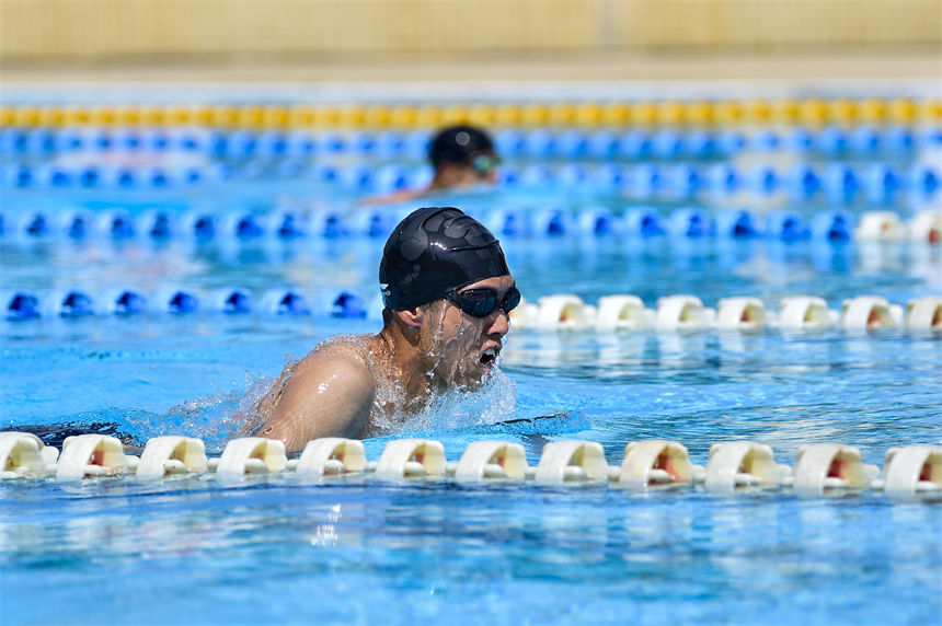 在游泳比賽中，官兵們?nèi)σ愿?。唐志勇攝 